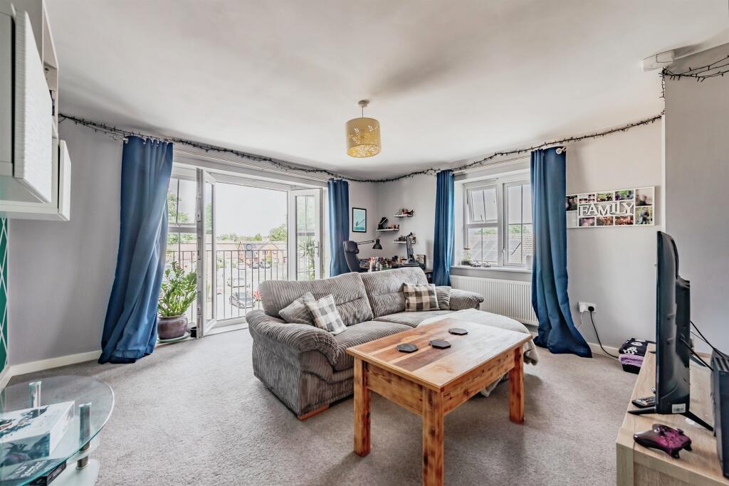 Apartment in Reigate and Banstead, Horley - View 2
