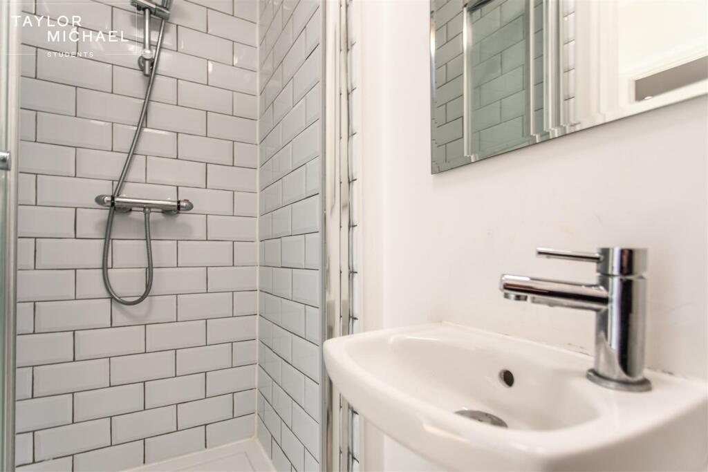 6 bedroom terraced house for rent
