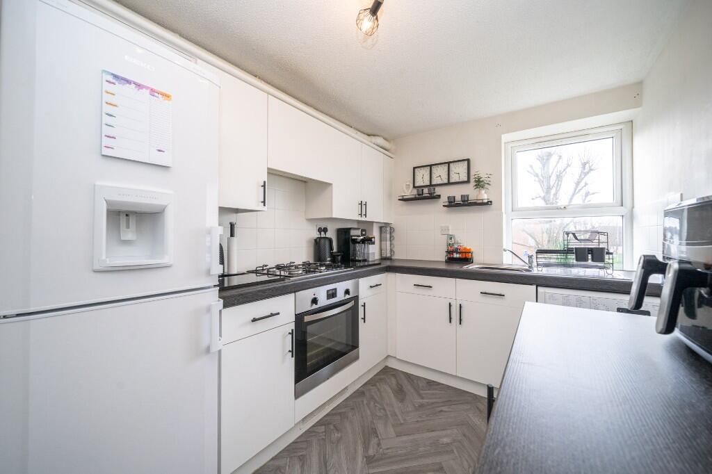 Dove House, Watermead, Aylesbury, Bucks, HP19 0GD photo 3