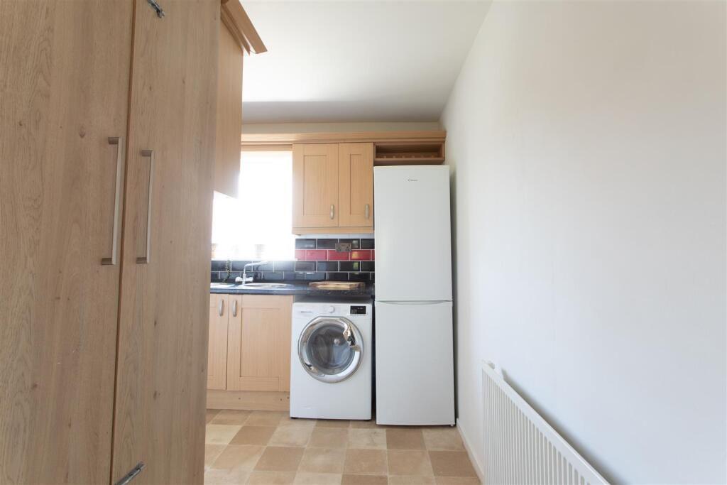 Apartment in Coventry, Stonehouse Estate, Tollbar End - View 5