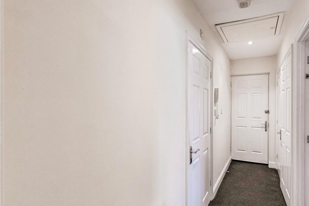 Apartment in Kettering, North Northamptonshire - View 2