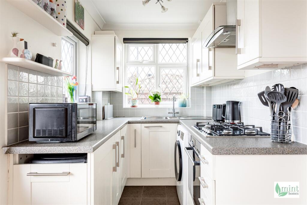 House in Woking, Sheerwater - More