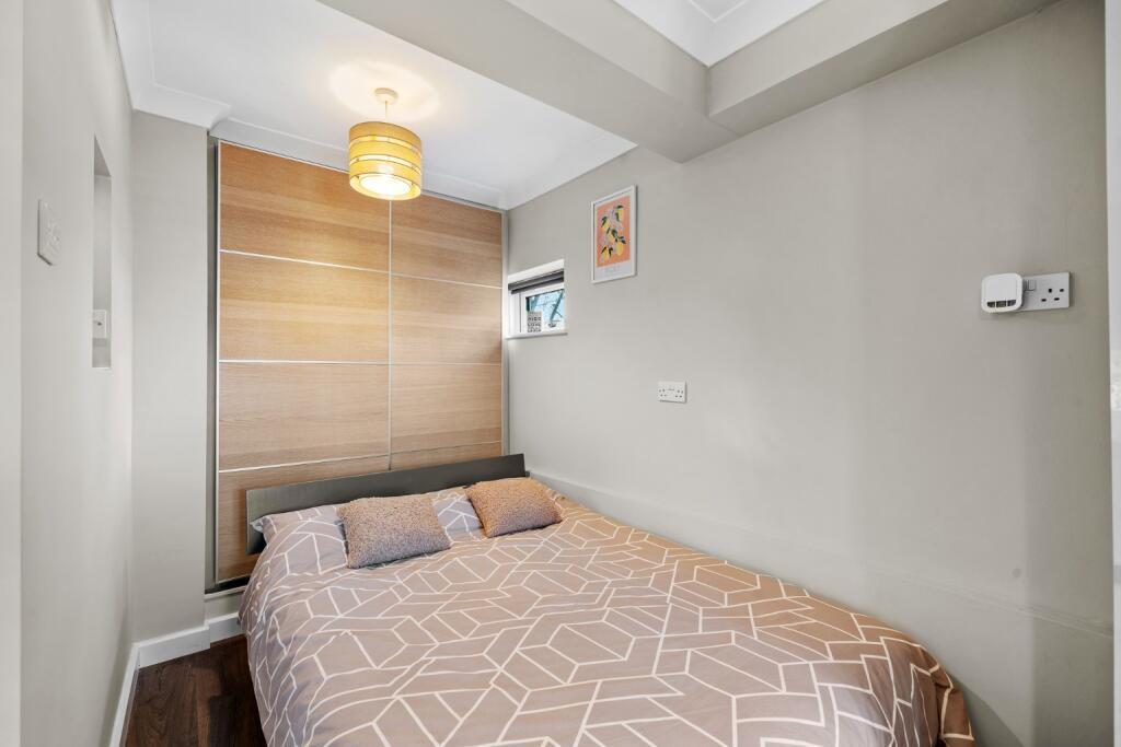 Wycherley Close, London. photo 4