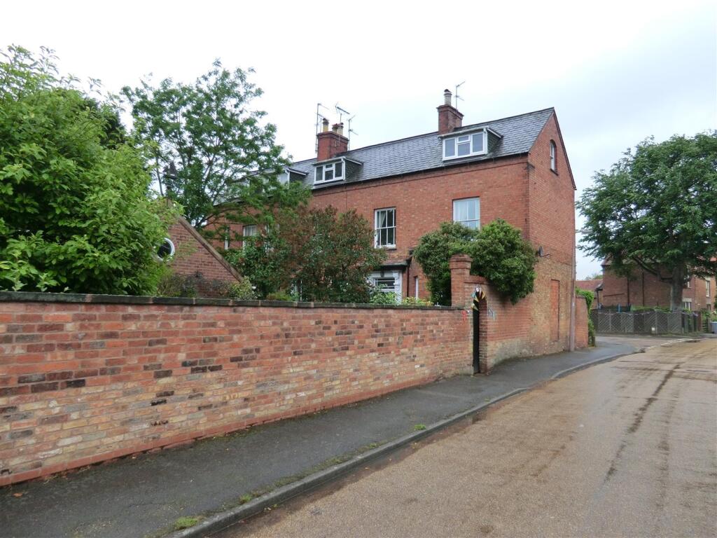 Main image of property: Collingham, Newark