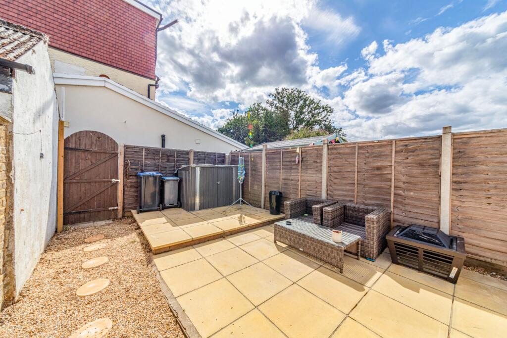 Apartment in Addlestone, New Haw - View 4