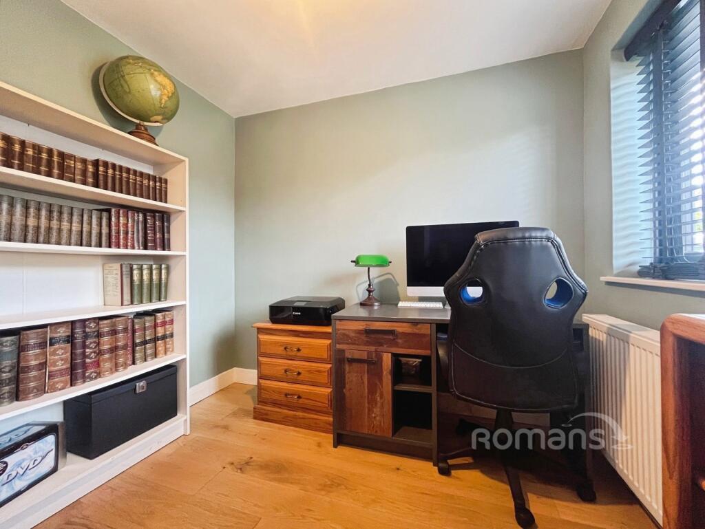House in Waverley, Badshot Lea, Farnham - More