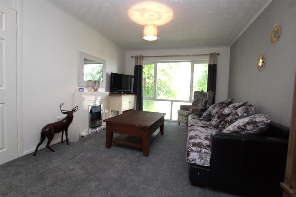 2-bed flat on 13, Wallington Drive, £70,000