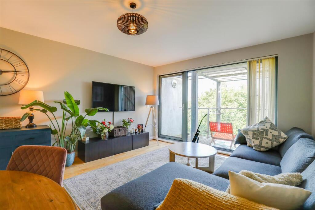 Apartment in Cardiff, Coryton, Whitchurch - View 3