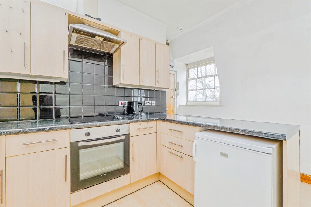 Apartment in Cardiff, Crockherbtown, Castle - View 3