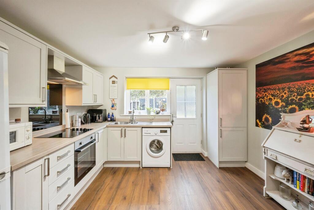 Well Hill Drive, Harworth, Doncaster photo 3