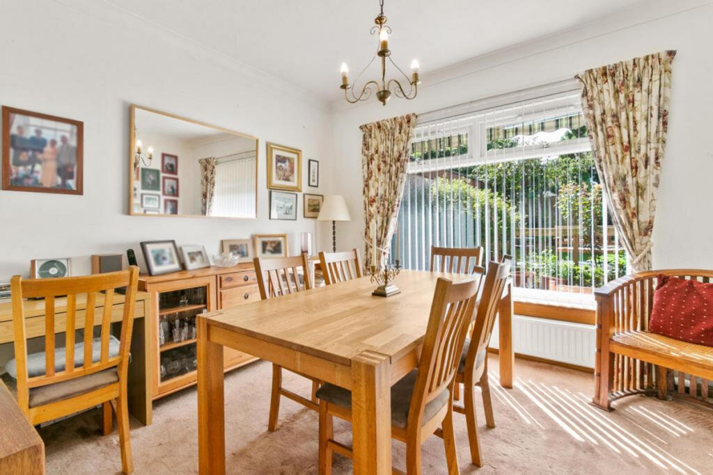 House in Busby, Overlee, Stamperland - View 5