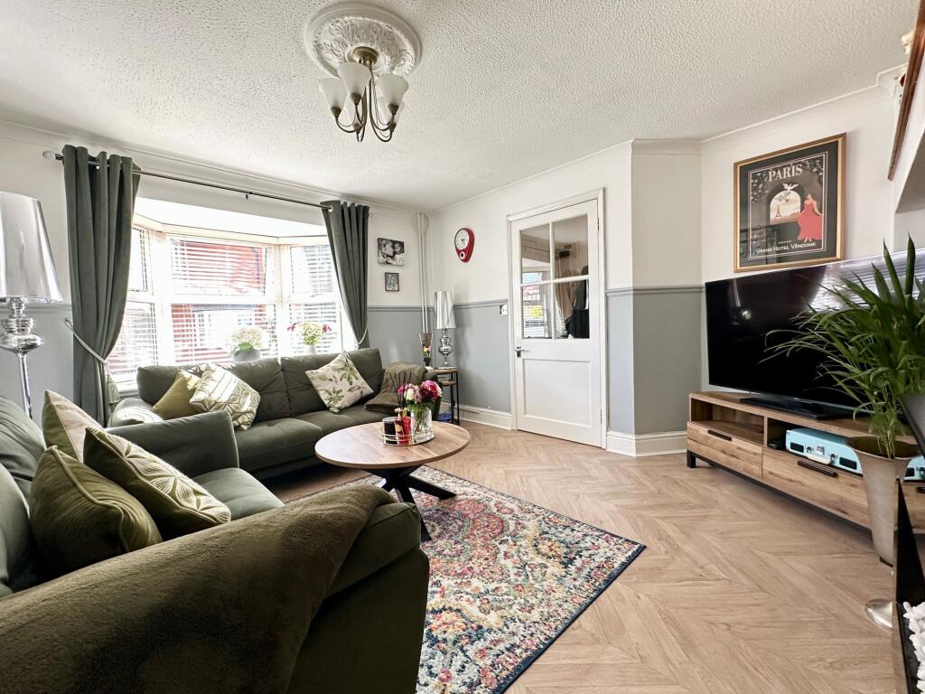 House in Basildon, Noak Bridge - More