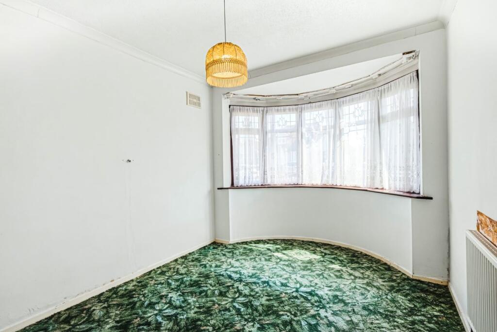 House in Romford - More