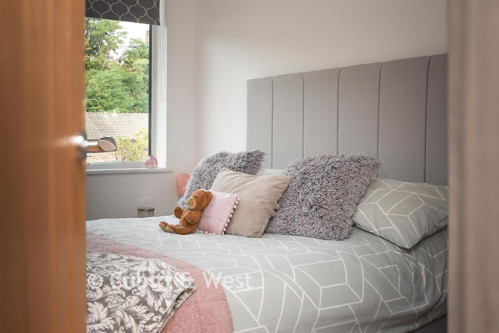 Apartment in Redhill - More