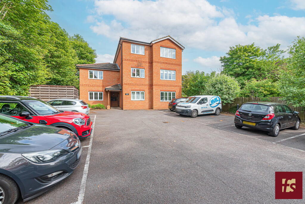 Main image of property: 20 Kings Road, Crowthorne, Berkshire, RG45 7AE