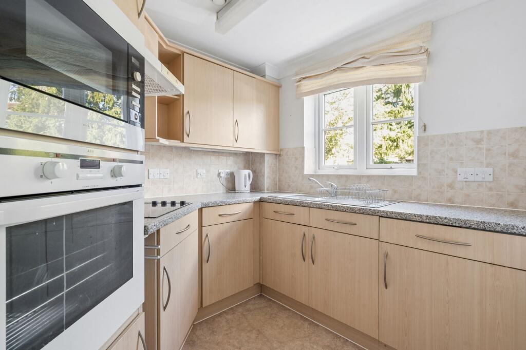 Apartment in Watford - More