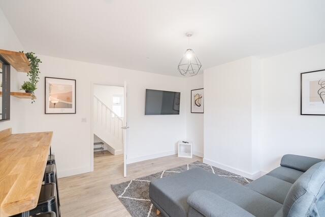 5 bedroom semi-detached house for rent