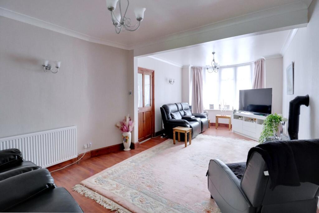 Sunningdale Avenue, Rainham, RM13 photo 3