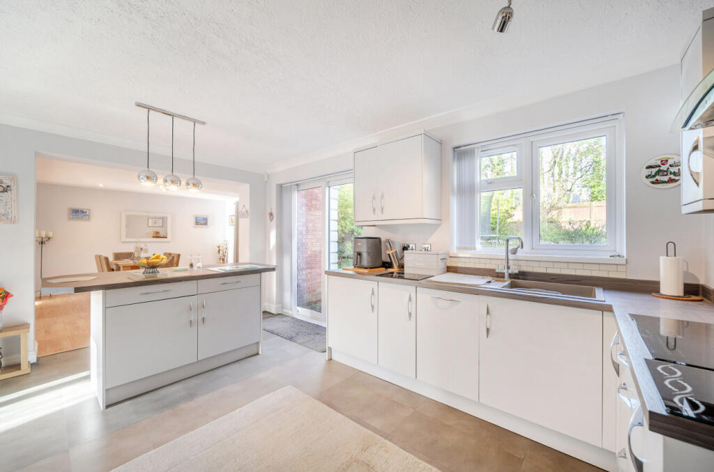 Barbe Baker Avenue, West End, Southampton, Hampshire, SO30 photo 3