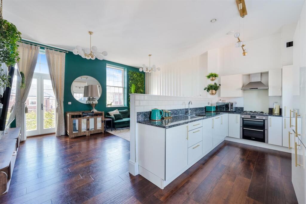 Apartment in Epsom and Ewell, Manor Park - View 3