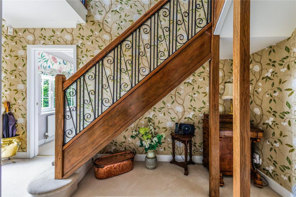 Hillcourt Road, Cheltenham, Gloucestershire, GL52 photo 2