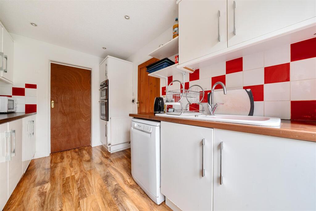 Sarum Crescent, Wokingham photo 3