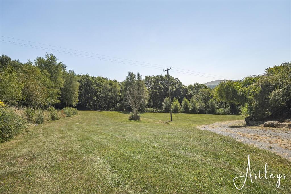 House in Cadoxton-juxta-Neath, Caewern, Blaenhonddan - View 4