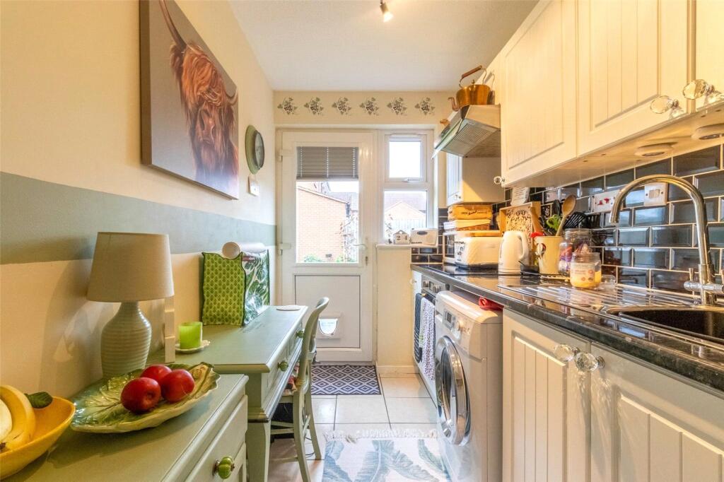 2, Friesland Close photo 3