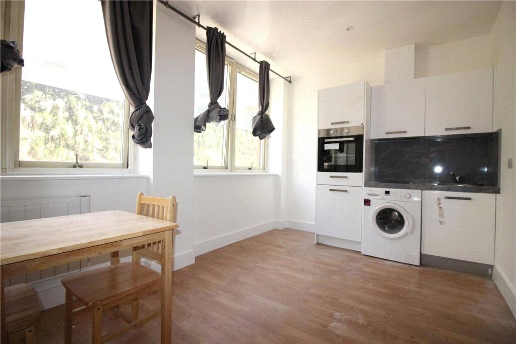 Apartment in Watford - View 3
