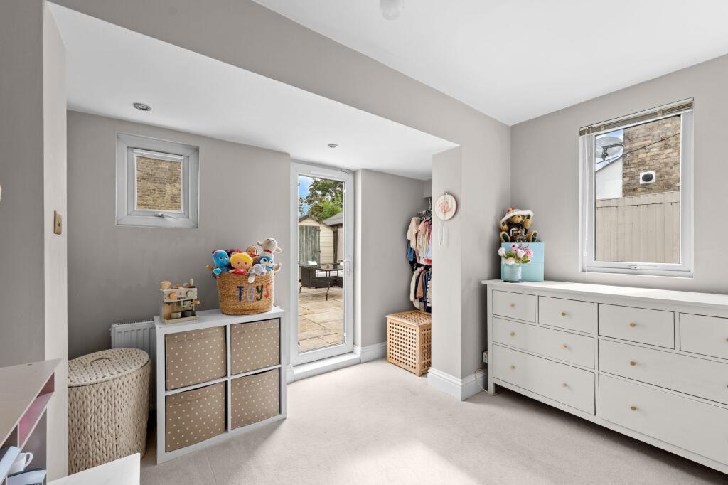 Apartment in Sutton - More
