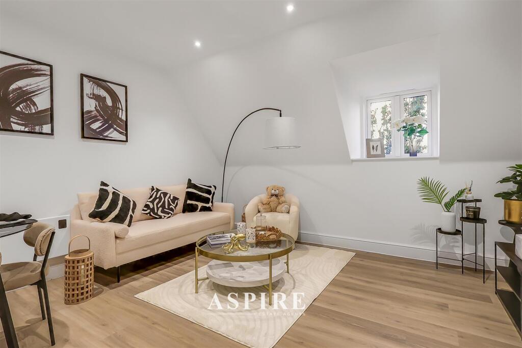 Video Tour Inside - Kenneth Road, Thundersley, Benfleet photo 2