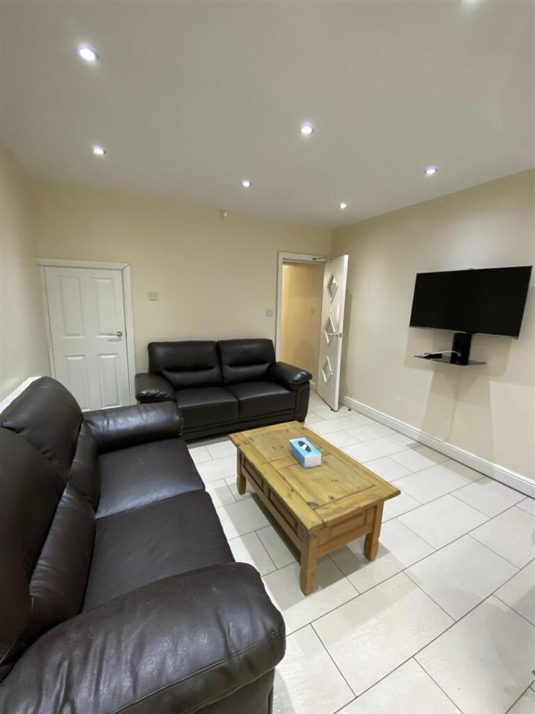 6 bedroom house for rent