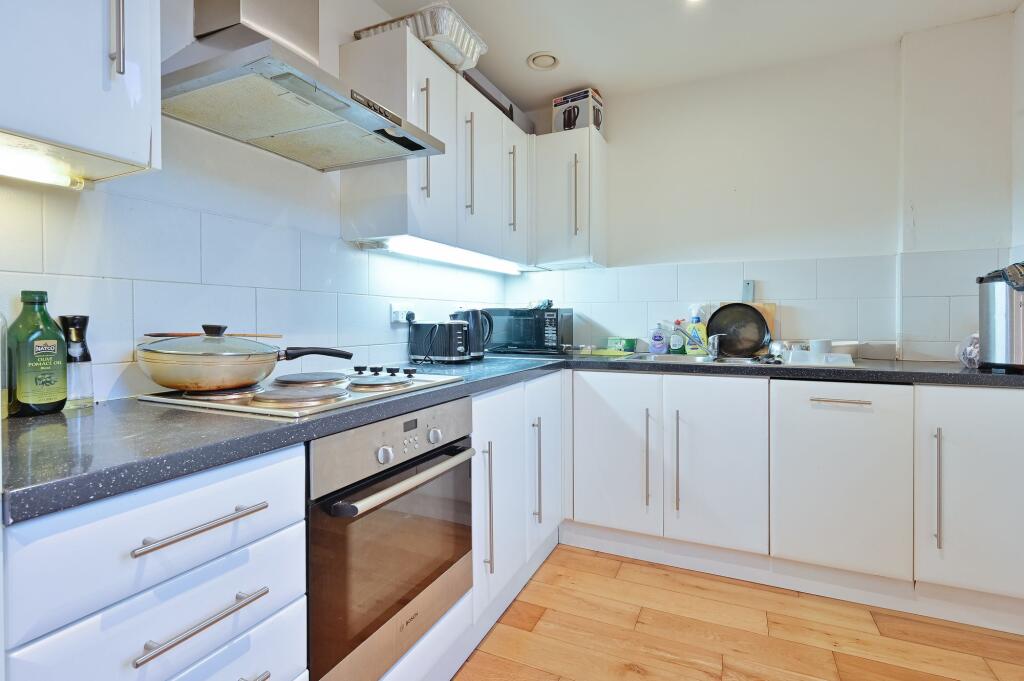 Apartment in Watford, Hertfordshire - View 2
