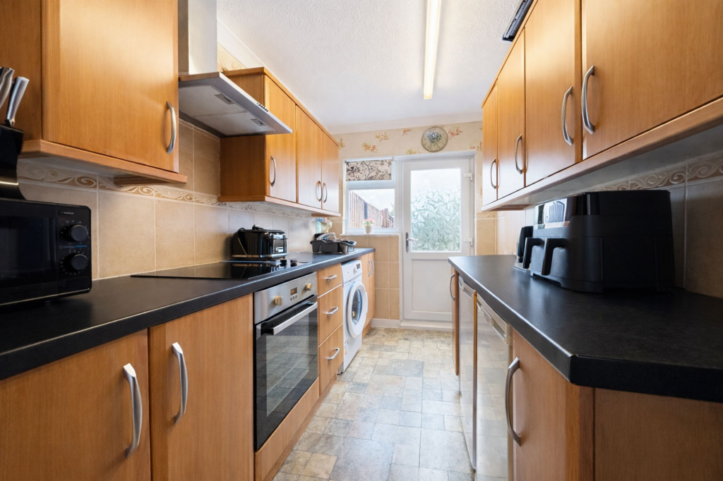 House in Swindon, Park North, South Swindon - More