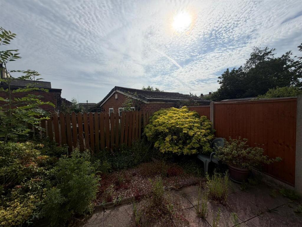 House in Oldham, Austerlands, Spring Hill - More