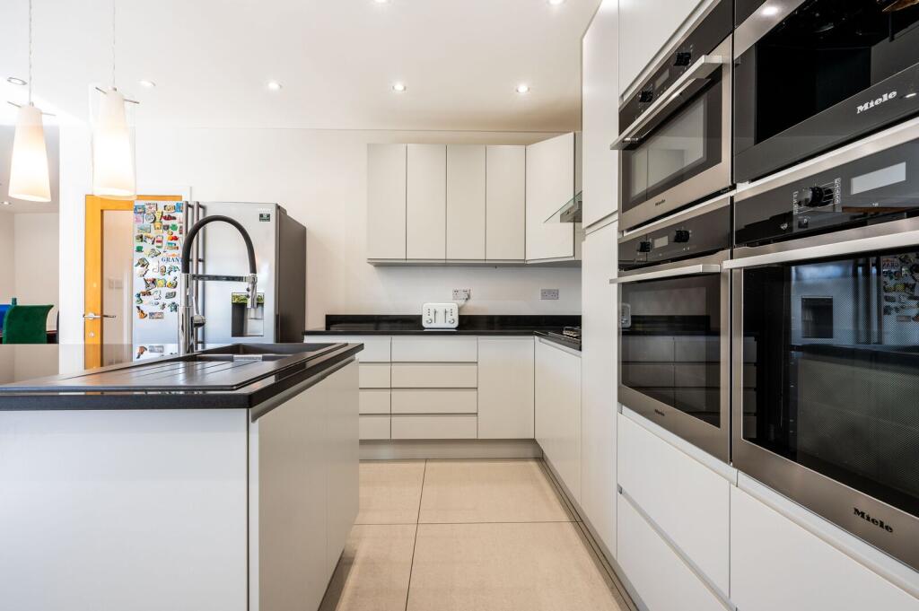 House in New Malden, Motspur Park - View 5