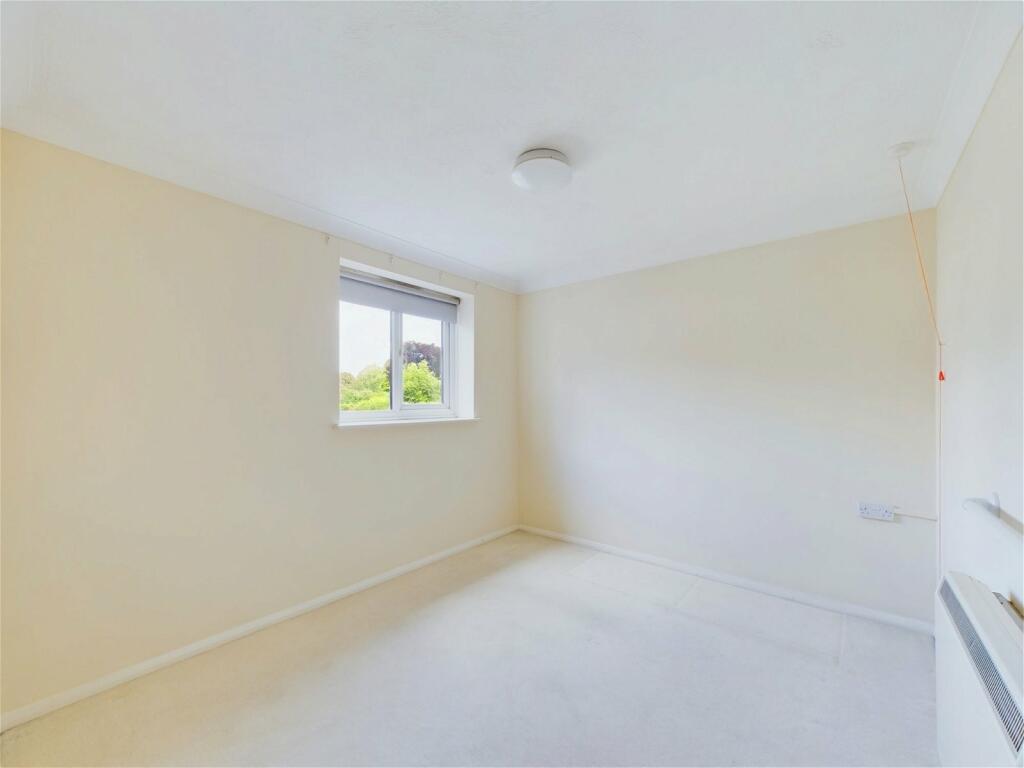 Robinswood Court, Horsham photo 3
