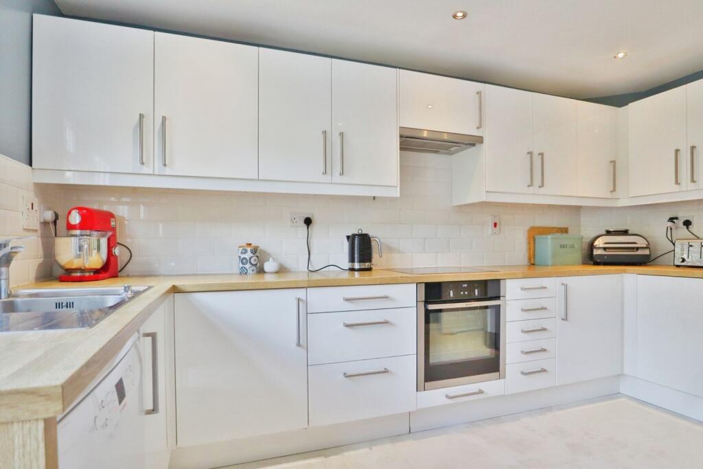 Poppleton Road, Tingley, Wakefield, West Yorkshire, WF3 photo 2