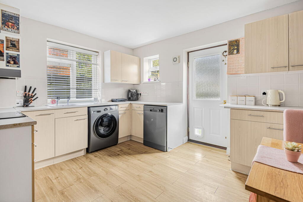 Norwood Close, Effingham photo 4