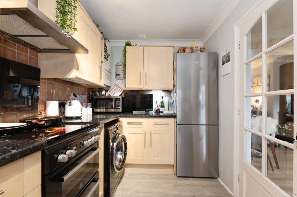 Apartment in Elmbridge, Molesey - View 3