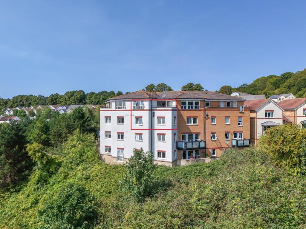 2-bed flat on Woodacre, Portishead, Bristol, Somerset, BS20, £299,950
