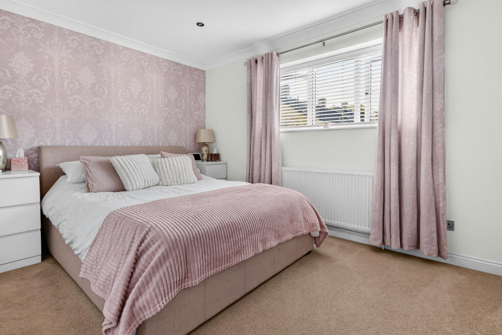 House in Bracknell, Hanworth - View 3