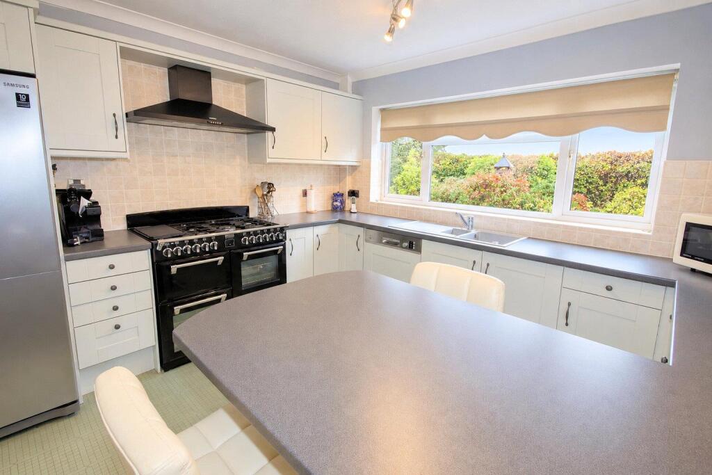House in Toddington, Central Bedfordshire - More