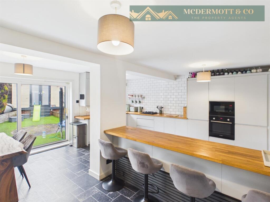 House in Oldham, Hollinwood - View 4