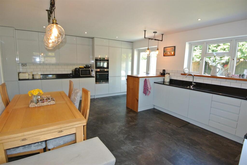 House in Twickenham - More