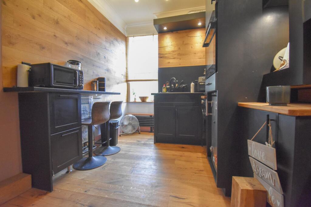 Lansdowne Road, Bedford, MK40 - More