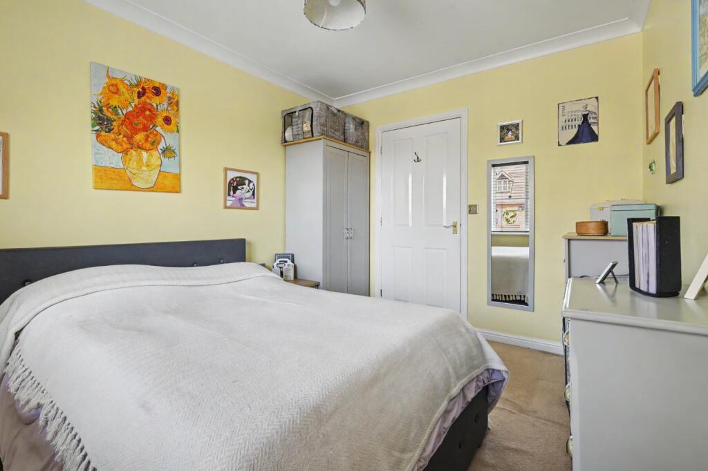 Walnut Close, Steeple View, Laindon photo 4