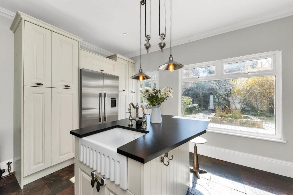 House in West Suffolk, Newmarket - More