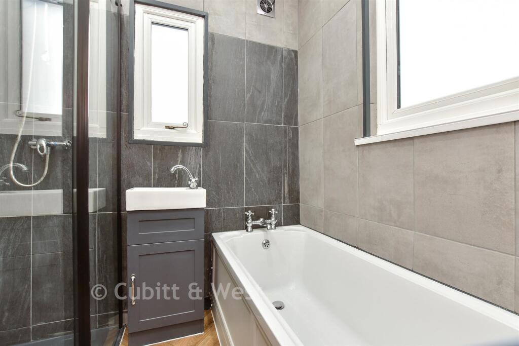 House in Sutton - View 5
