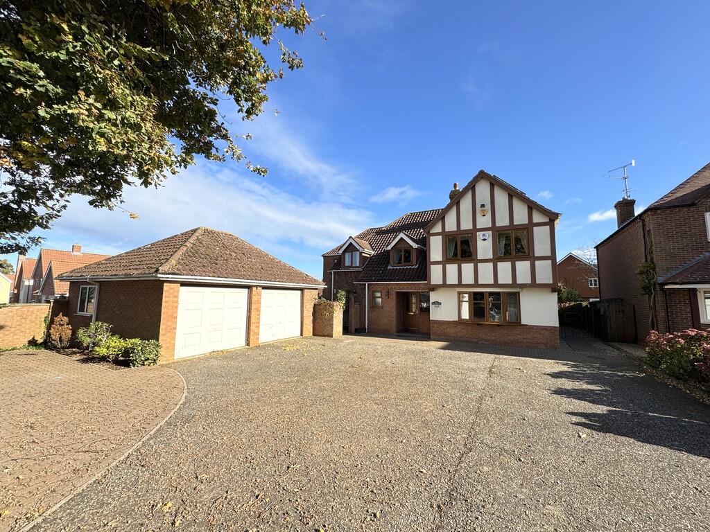 4-bed detached on SOUTH WOOTTON - Sizeable 4 Bed Detached Residence on Sought-After Nursery Lane, £650,000